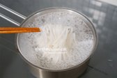 면은 미리 불려 가볍게 데치거나, 불리지 않았다면 끓는 물에 바로 삶습니다. 부드럽게 익힌 뒤 찬물에 헹궈 준비합니다.