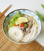 시판 육수와 재료를 활용해 진한 양지육수에 소고기, 숙주, 양파초절임을 푸짐하게 올리면 맛있고 든든한 쌀국수가 완성됩니다.