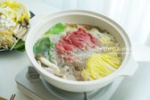 육수를 끓이기 시작하면 채소와 버섯을 먼저 넣고 익힙니다. 반 정도 익으면 소고기를 넣고 살짝 익혀 드세요.