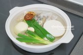 샤브샤브 육수를 준비합니다. 냄비에 물 1.6L, 멸치육수팩 2개, 무 1/6개, 대파 1대, 양파 1개, 건표고 2개, 통마늘 12쪽을 넣고 15분 정도 끓입니다.