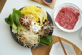 기본 준비를 마치면 식탁에 먹기 좋게 플레이팅합니다. 푸짐하게 담아내면 좋습니다.