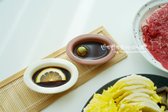 유자청을 넣고 폰즈소스를 만들어주세요. 기호에 따라 여러 가지 소스를 준비하세요.