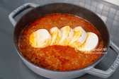 국물이 끓어오르면 순두부를 넣고 숟가락이나 뒤지개로 숭덩숭덩 먹기 좋게 잘라줍니다.
