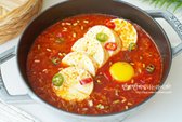 소고기 순두부찌개를 보글보글 끓인 뒤 마지막에 계란노른자를 올려 밥과 함께 먹으면, 부드럽고 고소한 식감과 매콤한 국물 맛을 즐길 수 있습니다.