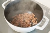 달군 냄비에 참기름 1 큰 술을 두르고 소고기를 국간장 1/3 큰 술과 함께 볶아 익힙니다.