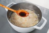 죽이 걸쭉해질 때쯤 국간장 2/3 큰 술을 넣고 소금으로 간을 맞춥니다.