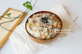 그릇에 담아 볶은 깨나 김가루를 올려 마무리합니다. 고기와 야채가 어우러진 소고기죽 완성입니다.