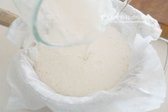 묽은 반죽을 체에 면포를 깔아 건더기만 걸러줍니다. 수분과 전분을 분리하기 위해 10~15분 정도 그대로 두어 준비합니다.