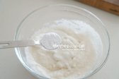 10분 정도 두어 하얀 앙금이 가라앉으면 윗물을 따라 버리고 가라앉은 전분을 반죽에 넣습니다