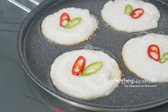 달군 팬에 식용유를 넉넉히 두르고 반죽을 동글납작하게 올립니다. 썰어둔 고명을 올린 뒤 테두리가 바삭하게 익으면 뒤집어 구워줍니다.