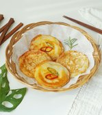 앞뒤로 노릇하게 구우면 바삭하고 쫀득한 감자전이 완성됩니다. 건더기와 수분을 분리하고 전분 앙금을 반죽에 넣어 구워주면 겉바속쫀의 식감과 고소한 풍미를 즐길 수 있습니다. 간단하고 맛있는 감자전 레시피로 요리해보세요!