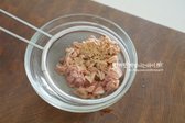 라이트 캔 참치를 사용하여 체에 밭쳐 기름을 제거하고 살코기만 준비합니다.