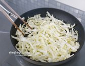 달군 팬에 올리브오일 1 큰 술을 두르고 양배추를 넣어 볶습니다.