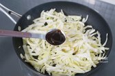 양배추가 적당히 숨이 죽고 투명빛이 돌기 시작하면 참치액 ½ 큰 술과 저당 굴소스 ½ 큰 술을 넣어줍니다.