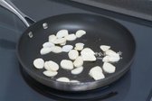팬에 식용유 2 큰 술을 두르고 마늘편을 볶아줍니다.