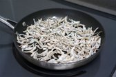 마늘을 덜어 담아준 뒤 중멸치를 넣고 볶아줍니다. 볶은 뒤 체에 밭쳐 털어주어 잔 가루를 제거해줍니다.