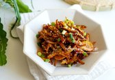 고추장 멸치볶음은 매콤하고 고소한 맛이 일품인 밑반찬으로, 크기가 있는 멸치를 사용하면 감칠맛이 더 깊어집니다. 뜨겁게 또는 차갑게 먹어도 맛있고, 어디에나 잘 어울리는 맛입니다.