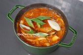 재료가 맛있게 익으면 대파·고추를 넣고 마무리하세요.