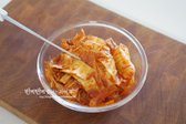 찌개용 김치는 잘 익은 것으로 준비하고, 깔끔함을 위해 김칫소를 덜어낸 뒤 한 입 크기로 자릅니다.