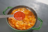 매콤함을 원하면 고춧가루 2큰술을 넣고, 색과 맛에 따라 양을 맞춥니다.