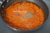 토마토소스 160ml를 넣고, 바질과 오레가노 가루를 약간 추가합니다. 간을 보고 단맛이 부족하면 설탕을, 농도가 진하면 물을 더해 조절해 주세요.