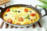 치즈가 노릇하게 구워지면 완성입니다. 토마토소스와 치즈가 어우러져 산뜻한 감칠맛과 고소한 맛을 즐길 수 있으며, 온 가족이 좋아하는 간단한 메뉴로 만들기 좋습니다.