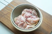 10분 후 흐르는 물로 헹구어 물기를 제거합니다. 체에 밭쳐 물기를 충분히 털어주세요.