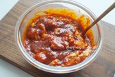 고춧가루 3큰술, 고추장 3큰술, 간장 2큰술, 황설탕 2큰술, 조청 2큰술, 맛술 2큰술, 생강술 2큰술, 다진 마늘 1큰술, 다진 생강 1/3 작은술, 참기름 1큰술, 후추 약간을 넣고 섞습니다. 손질한 닭을 양념에 버무려 냉장고에서 1~2시간 숙성하세요.