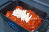 닭이 절반 이상 익으면 양배추, 당근, 양파를 넣어 섞어가며 볶습니다. 아삭하게 익으면 깻잎, 대파, 고추를 넣고 가볍게 볶아 마무리합니다.
