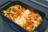 가볍게 볶은 닭갈비 가운데에 모짜렐라치즈를 올립니다. 치즈가 녹으면 섞어 함께 드세요.