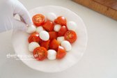 접시에 방울토마토와 치즈를 담고 바질잎과 레몬 슬라이스를 올립니다.