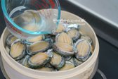 찜기가 끓어오르면 손질한 재료를 올린 뒤 청주 1/2컵을 위로 뿌려줍니다.