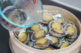 10분 후 청주 1/2컵을 다시 넣은 뒤 5분 더 쪄줍니다.