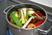 냄비에 물 8컵, 간장 3컵, 청주 1컵, 양파 1/3개, 대파 1/2대, 마늘 10개, 건 청양고추 4개, 저민 생강 10g, 사과 1/2개, 다시마 3장, 매실청 6 큰 술, 통후추 1 큰 술, 감초 2조각을 넣고 센 불로 끓여줍니다.