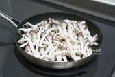 마른 팬에 중약불로 느타리를 넣고 익혀줍니다.