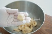 반죽이 고루 섞이면 한입 크기로 동글게 빚어 새알 모양으로 만듭니다.