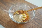 연겨자 1 큰 술, 양조간장 1/2 큰 술, 사과식초 3~4 큰 술, 황설탕 2 큰 술, 간 마늘 1 작은 술, 레몬즙 1/2 큰 술, 통깨 간 것 1/2 큰 술, 소금 한 꼬집을 넣고 섞어 냉채소스를 만듭니다.