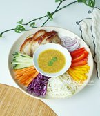 소스를 올려 그릇에 담아주면, 요리가 완성됩니다.
