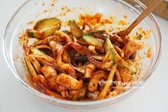 만든 양념에 데친 오징어와 오이, 양파를 넣어 버무려줍니다.
