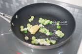 달군 팬에 식용유 2 큰 술을 두르고 대파와 다진 마늘 1/2 큰 술을 넣어줍니다.