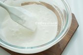 찹쌀떡 반죽은 찜기 대신 전자레인지를 활용해 간편하게 만듭니다. 찹쌀가루에 설탕, 소금을 섞고 따뜻한 물을 넣어 부드럽고 묽게 반죽합니다.