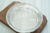 반죽이 덩어리지 않도록 섞은 후 랩을 씌우고 이쑤시개로 구멍을 2~3개 뚫어줍니다.