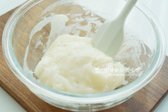 전자레인지에 1분 돌린 후, 반죽을 가볍게 섞어줍니다. 랩을 씌우고 구멍을 뚫어 전자레인지에 1분 30초 돌린 뒤, 반죽을 섞습니다. 이후 다시 1분 30초 더 돌립니다. 전자레인지에 세 번 돌리면 윤기 나는 찰떡 반죽이 완성됩니다. 찰기가 생기도록 골고루 치대어줍니다.