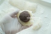 반죽을 넓게 펼친 후 팥소를 넣고 떡으로 감싸줍니다.