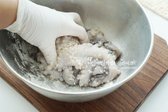 문어는 머리를 뒤집어 내장과 먹물, 눈과 입을 제거하고 굵은소금 1 큰 술, 밀가루 1 큰 술을 넣고 손질하여 문질러준 뒤 흐르는 물에 씻어줍니다.