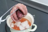 데친 뒤 얼음에 담가 가볍게 열기를 식혀줍니다.