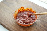 고추장 2 큰 술, 고춧가루 2 큰 술, 진간장 2 큰 술, 맛술 2 큰 술, 다진 마늘 1 작은 술, 황설탕 1 큰 술, 올리고당 1 작은 술, 후추 약간을 넣어줍니다.