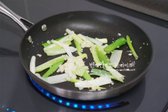 팬에 식용유 약간 두르고 대파와 다진 마늘 1 큰 술을 먼저 볶아줍니다.