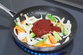 당근과 양파를 넣고 볶다, 양파가 투명 빛이 되면 소스를 넣고 같이 볶아줍니다.