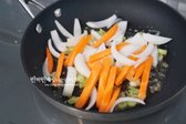 파기름이 만들어지면 양파와 당근을 넣고 가볍게 볶아줍니다.